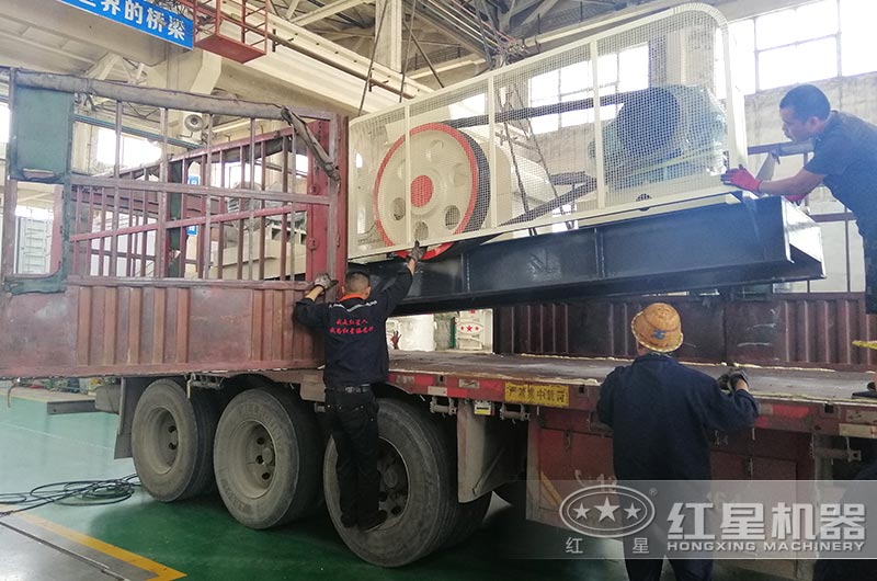 對(duì)輥制砂機(jī)裝車、準(zhǔn)備發(fā)貨