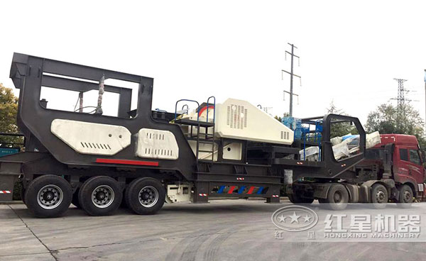 輪式流動砂石破碎車，高產(chǎn)、快捷，時(shí)產(chǎn)百噸毫無壓力