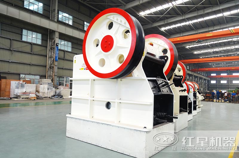 PE900*1200鄂式碎石機產量大概多少？能破碎水泥塊嗎？